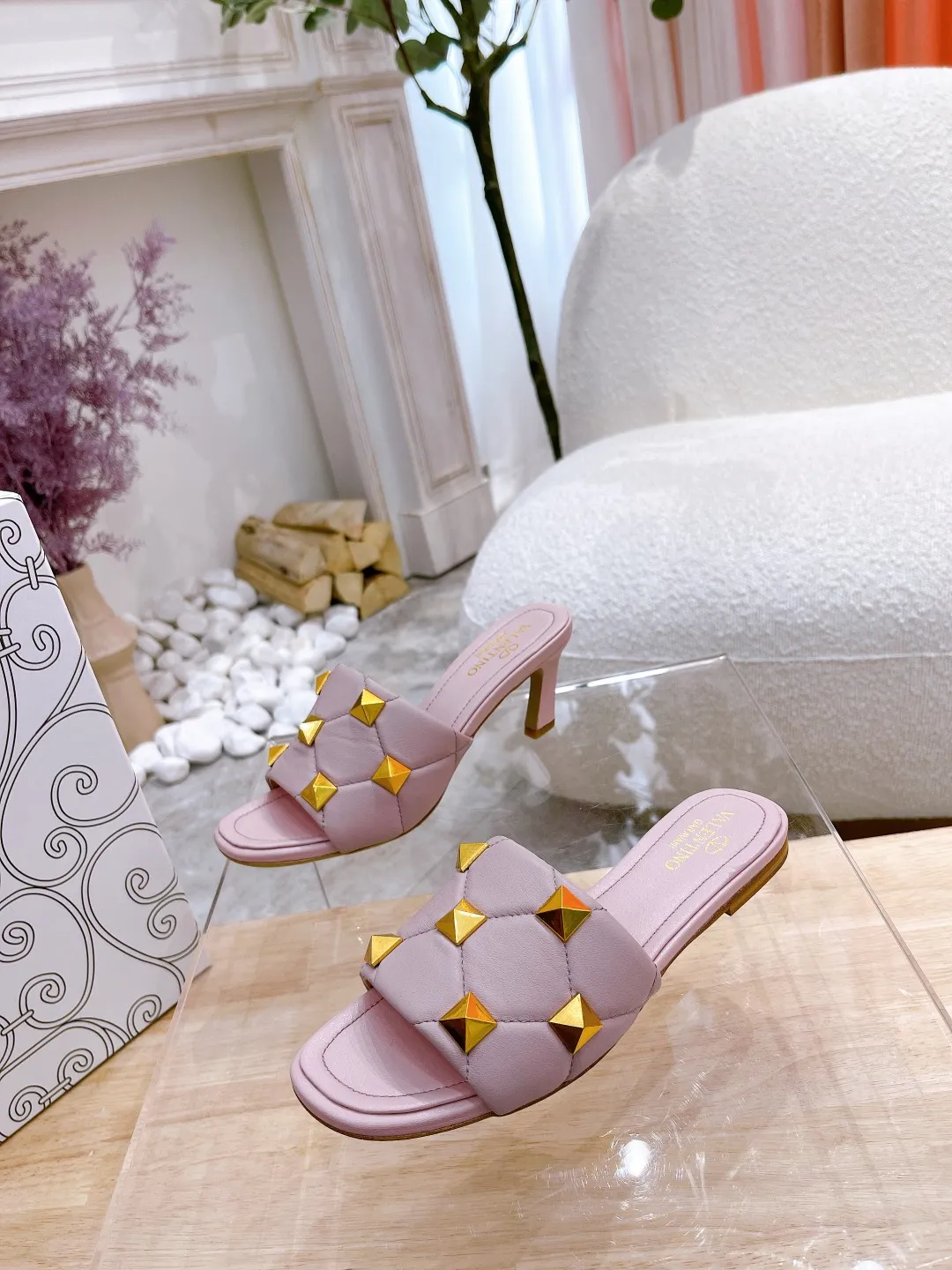 👟👟Ex-factory price 380👟👟 Genuine leather sole +40 Valentino.Valentino👑👑Rivets The latest series of the slippers counter, the highest version, perfect details, a very eye-catching catwalk series launched [strong][strong] V's popular rivet elements, luxurious and gorgeous! Various colors can be matched with beautiful clothes in spring and summer. There are many choices🎉🎉Exquisite and durable. It is copied at 1:1 of the original product. The upper foot is very pedicure-like. The key point is that it is very good and easy to control. It does not grind the feet and does not tire the feet. It is a walking artifact. The last shape is completely compared to the counter. The details are perfect. Without the original version, it would not be so exquisite! (Note! The heel shape and height are exclusively molded according to the original version, and are not randomly substituted by the market🐂) The color and texture of the fasteners are consistent with the original version! Fabric: Sheepskin Lining: Sheepskin lining 5 colors: off-white, black, bare, burgundy, pink Size: 34 to 41 (34, 40, 41, custom-made, non-refundable and non-exchangeable) Heel height: flat rubber bottom: genuine leather bottom: